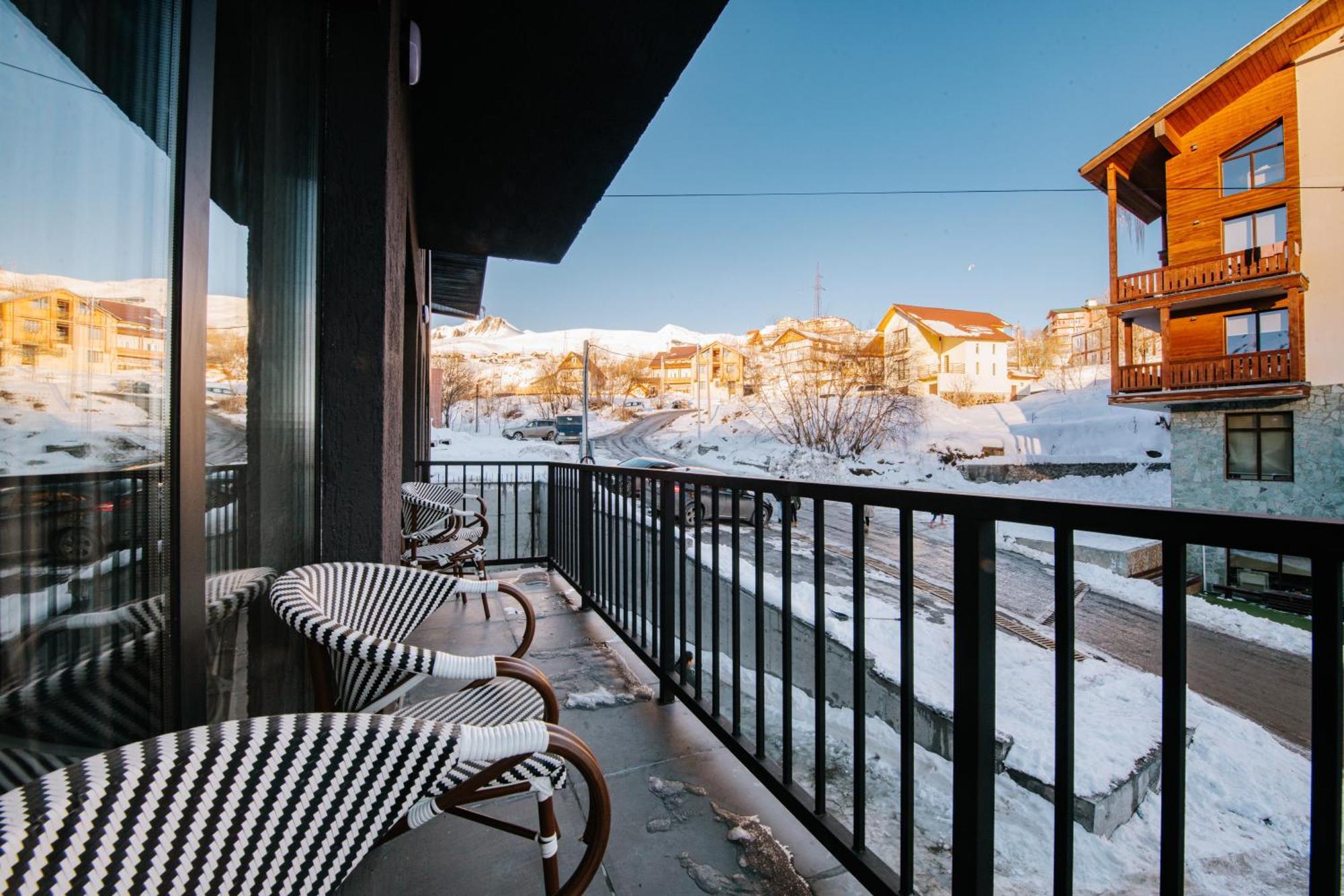 Gudauri Inn Quarto foto A balcony in the winter